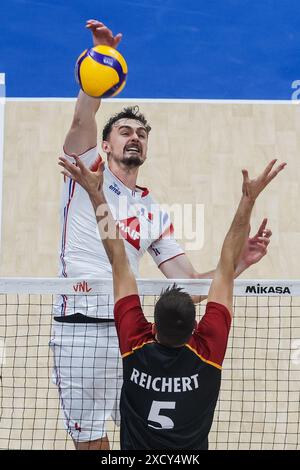 Pasay City, Filippine. 19 giugno 2024. Jean Patry (top) della Francia ha battuto la palla durante la partita tra Germania e Francia alla Lega delle Nazioni di pallavolo maschile (VNL) 2024 a Pasay City, nelle Filippine, il 19 giugno 2024. Crediti: Rouelle Umali/Xinhua/Alamy Live News Foto Stock