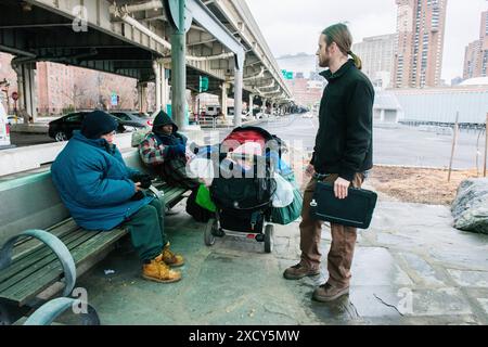 Sensibilizzazione ai senzatetto Social Worker del Goddard Riverside Community Center, avvicinandosi a due senzatetto per le strade di Manhattan per offrire qualsiasi tipo di aiuto e supporto. New York, New York, Stati Uniti. New York City Manhattan New York Stati Uniti d'America Copyright: XGuidoxKoppesxPhotox Foto Stock