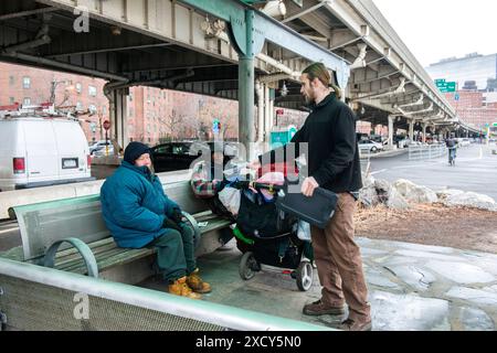 Sensibilizzazione ai senzatetto Social Worker del Goddard Riverside Community Center, avvicinandosi a due senzatetto per le strade di Manhattan per offrire qualsiasi tipo di aiuto e supporto. New York, New York, Stati Uniti. New York City Manhattan New York Stati Uniti d'America Copyright: XGuidoxKoppesxPhotox Foto Stock