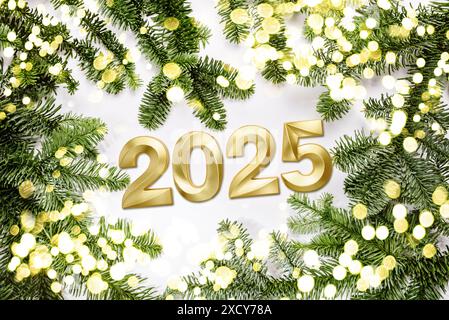 Sfondo festivo felice anno nuovo 2025. Numeri dell'anno 2025 realizzati con candele d'oro sullo sfondo con abete. Festeggiamo le vacanze di Capodanno, primo piano. Foto Stock