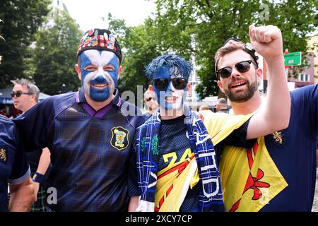 Tifosi scozzesi a Colonia, Germania. La Scozia affronterà la Svizzera nel suo secondo gruppo Euro 2024 Una partita più tardi questa sera. Data foto: Mercoledì 19 giugno 2024. Foto Stock