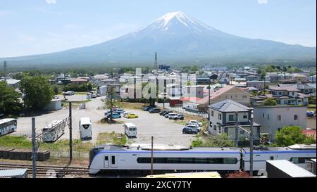 Giappone, FujiKawaguchiko 18 maggio 2024: La Fuji Excursion è un servizio espresso limitato regolare operato dalla JR East e dalla Fuji Kyuko, tra Shinjuku e il Foto Stock