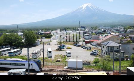 Giappone, FujiKawaguchiko 18 maggio 2024: La Fuji Excursion è un servizio espresso limitato regolare operato dalla JR East e dalla Fuji Kyuko, tra Shinjuku e il Foto Stock