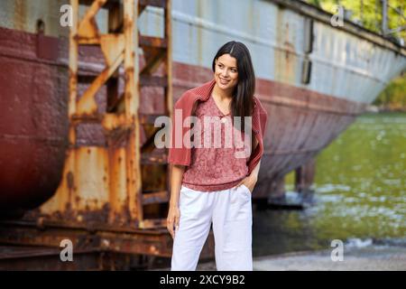 Giovane donna che cammina in cantiere, nave nel porto di Pasaia, Gipuzkoa, Paesi Baschi, Spagna, Europa Foto Stock