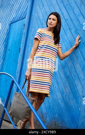 Giovane donna che cammina con abiti marinai, Puerto de Pasaia, Gipuzkoa, Paesi Baschi, Spagna, Europa Foto Stock