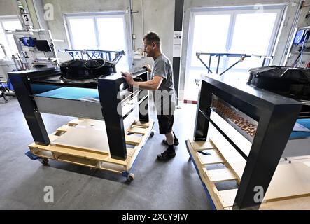 IMMAGINE TEMATICA - progetto "immagine del futuro": Illustrazione sul tema "pompe di calore/pompe di calore a sorgente d'aria/sistemi di riscaldamento", illustrato il 16 maggio 2024 a Haag, bassa Austria. Produzione dell'unità esterna (cosiddetto "evaporatore orizzontale da tavolo") di una pompa di calore della sorgente d'aria - 20240516 PD30522 credito: APA-PictureDesk/Alamy Live News Foto Stock
