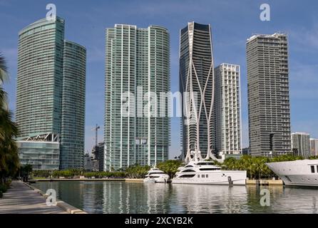 Miami, Florida, USA - 5 dicembre 2023: Superyacht ormeggiati davanti a blocchi di appartamenti di lusso sul lungomare di Miami Foto Stock