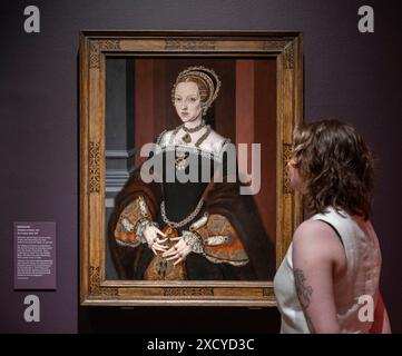 National Portrait Gallery, Londra, Regno Unito. 19 giugno 2024. Six Lives, The Stories of Henry VIII's Queens Exhibition (20 giugno-8 settembre) racconta la rappresentazione di Caterina d'Aragona, Anna Bolena, Jane Seymour, Anna di Cleves, Katherine Howard e Katherine Parr nel corso della storia e della cultura popolare nei secoli da quando vissero. Immagine: Katherine Parr attribuita al Maestro John, c. 1547-8. Collezione privata, Londra. Crediti: Malcolm Park/Alamy Live News Foto Stock