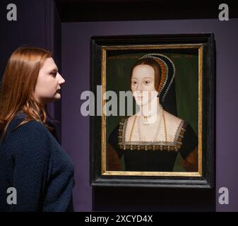 National Portrait Gallery, Londra, Regno Unito. 19 giugno 2024. Six Lives, The Stories of Henry VIII's Queens Exhibition (20 giugno-8 settembre) racconta la rappresentazione di Caterina d'Aragona, Anna Bolena, Jane Seymour, Anna di Cleves, Katherine Howard e Katherine Parr nel corso della storia e della cultura popolare nei secoli da quando vissero. Immagine: Anne Boleyn, di un artista non identificato, fine XVI secolo. Crediti: Malcolm Park/Alamy Live News Foto Stock