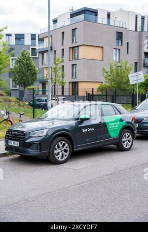 Praga, Repubblica Ceca - 11 giugno 2024: Un veicolo audi di condivisione Bolt Drive è parcheggiato in una strada di Praga, che mette in mostra la convenienza e l'eco-frie Foto Stock