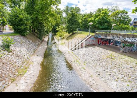 Praga, Repubblica Ceca - 11 giugno 2024: Una scena pittoresca con il piccolo fiume Rokytka nel parco dei Giardini Thomayer in una soleggiata giornata estiva Foto Stock