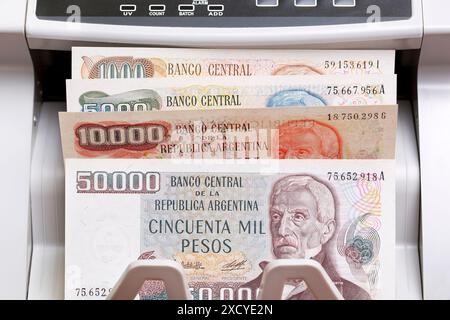 Vecchio denaro argentino - peso nella macchina di conteggio Foto Stock