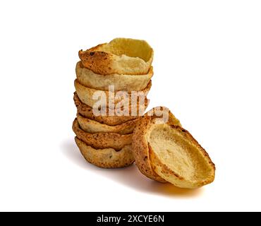 Gusci di tartlet non riempiti isolati su sfondo bianco. Un gruppo di tazze vuote di mini-crostata per i dessert portatili Foto Stock