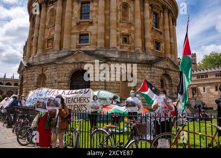 Oxford, Regno Unito, 19 giugno 2024. I manifestanti anti anti-israeliani a Radcliffe Square, Oxford, dopo che la Processione di Encaenia fu riorganizzata per evitarli. Encaenia è la cerimonia annuale in cui l'Università di Oxford assegna lauree honoarary. Crediti: Martin Anderson/Alamy Live News Foto Stock