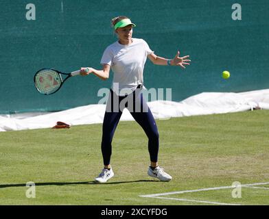 Birmingham, Regno Unito. 19 giugno 2024; Edgbaston Priory Club, Birmingham, Inghilterra: Rothesay Tennis Classic Birmingham, 3° giorno; Harriet Dart (GBR) si riscalda prima della partita crediti: Action Plus Sports Images/Alamy Live News Foto Stock