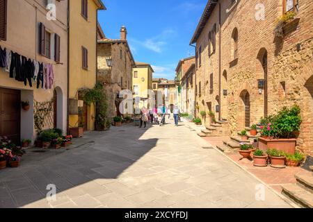 Pienza, Italia - 28 aprile 2023: Architettura della storica città di Pienza in Toscana, Italia Foto Stock