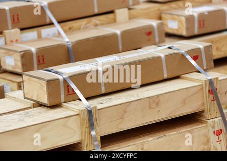 Imballaggio. Scatole in legno e cartone. Foto Stock