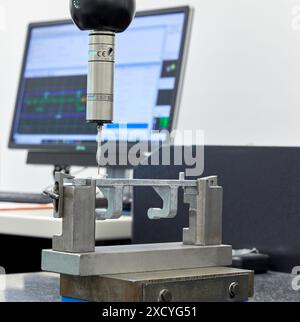 CMM, macchina di misurazione coordinate, macchina di misurazione dimensionale di servizio. Applicazione di metrologia innovativa. Misurazione delle coordinate 3-D. Foto Stock