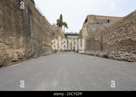 Ercolano, Italia, 19 giugno 2024. Vista sull'antica spiaggia all'interno degli scavi archeologici di Ercolano, aperta al pubblico per la prima volta. Foto Stock