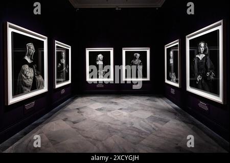 Londra, Regno Unito. 19 giugno 2024. Ritratti fotografici di tutte le mogli, utilizzando cere di Madame Tussauds, realizzati nel 1999 da Hiroshi Sugimoto - Six Lives: The Stories of Henry VIII's Queens una nuova mostra alla National Portrait Gallery. Six Lives racconta la rappresentazione delle donne nel corso della storia e della cultura popolare e include dipinti storici, disegni ed ephemera, fotografia contemporanea, costume e film. Crediti: Guy Bell/Alamy Live News Foto Stock