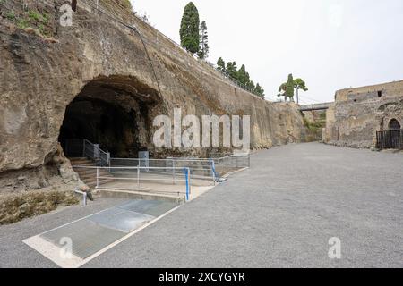 Ercolano, Italia, 19 giugno 2024. Vista sull'antica spiaggia all'interno degli scavi archeologici di Ercolano, aperta al pubblico per la prima volta. Foto Stock