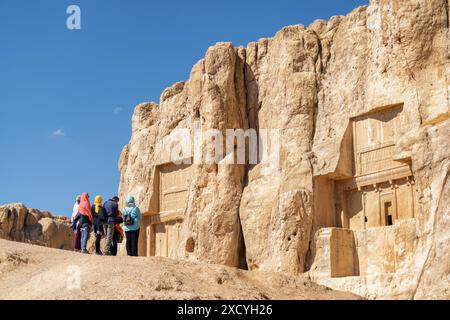 Shiraz, Iran - 31 ottobre 2018: Gruppo di turisti nell'antica necropoli di Naqsh-e Rustam. Foto Stock