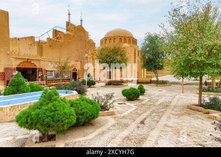 Yazd, Iran - 27 ottobre 2018: Piazza panoramica nella storica città di Yazd. Architettura persiana unica della città antica. Foto Stock