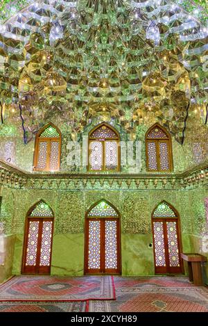 Shiraz, Iran - 29 ottobre 2018: Incredibile interno della sala di preghiera nel Santuario Ali Ibn Hamzeh Holly. Foto Stock