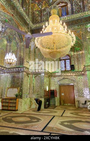 Shiraz, Iran - 29 ottobre 2018: Vista della sala di preghiera nel Santuario Ali Ibn Hamzeh Holly. Foto Stock