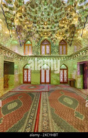 Shiraz, Iran - 29 ottobre 2018: Meraviglioso interno della sala di preghiera nel Santuario Ali Ibn Hamzeh Holly. Foto Stock