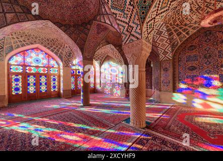 Shiraz, Iran - 31 ottobre 2018: Incredibile vista della luce del sole del mattino riflessa attraverso le vetrate colorate sul muro e sul pavimento. Foto Stock