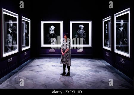 Londra, Regno Unito. 19 giugno 2024. Ritratti fotografici di tutte le mogli, utilizzando cere di Madame Tussauds, realizzati nel 1999 da Hiroshi Sugimoto - Six Lives: The Stories of Henry VIII's Queens una nuova mostra alla National Portrait Gallery. Six Lives racconta la rappresentazione delle donne nel corso della storia e della cultura popolare e include dipinti storici, disegni ed ephemera, fotografia contemporanea, costume e film. Crediti: Guy Bell/Alamy Live News Foto Stock