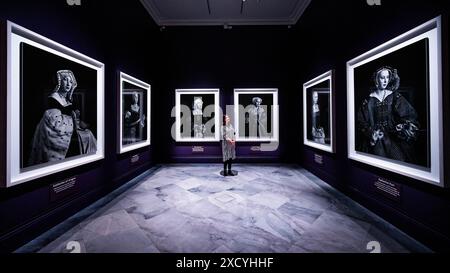 Londra, Regno Unito. 19 giugno 2024. Ritratti fotografici di tutte le mogli, utilizzando cere di Madame Tussauds, realizzati nel 1999 da Hiroshi Sugimoto - Six Lives: The Stories of Henry VIII's Queens una nuova mostra alla National Portrait Gallery. Six Lives racconta la rappresentazione delle donne nel corso della storia e della cultura popolare e include dipinti storici, disegni ed ephemera, fotografia contemporanea, costume e film. Crediti: Guy Bell/Alamy Live News Foto Stock