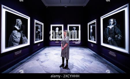 Londra, Regno Unito. 19 giugno 2024. Ritratti fotografici di tutte le mogli, utilizzando cere di Madame Tussauds, realizzati nel 1999 da Hiroshi Sugimoto - Six Lives: The Stories of Henry VIII's Queens una nuova mostra alla National Portrait Gallery. Six Lives racconta la rappresentazione delle donne nel corso della storia e della cultura popolare e include dipinti storici, disegni ed ephemera, fotografia contemporanea, costume e film. Crediti: Guy Bell/Alamy Live News Foto Stock