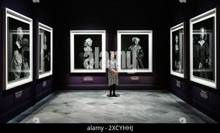 Londra, Regno Unito. 19 giugno 2024. Ritratti fotografici di tutte le mogli, utilizzando cere di Madame Tussauds, realizzati nel 1999 da Hiroshi Sugimoto - Six Lives: The Stories of Henry VIII's Queens una nuova mostra alla National Portrait Gallery. Six Lives racconta la rappresentazione delle donne nel corso della storia e della cultura popolare e include dipinti storici, disegni ed ephemera, fotografia contemporanea, costume e film. Crediti: Guy Bell/Alamy Live News Foto Stock