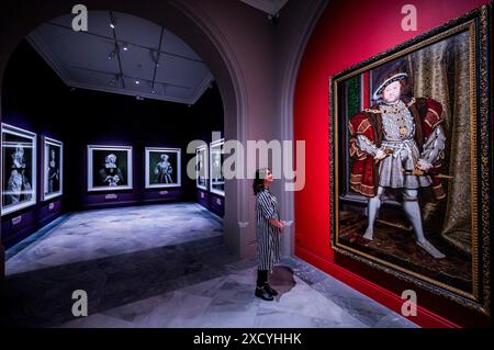 Londra, Regno Unito. 19 giugno 2024. Un ritratto gigante di Enrico domina i ritratti fotografici di tutte le mogli, utilizzando le cere di Madame Tussauds, scattate nel 1999 da Hiroshi Sugimoto - Six Lives: The Stories of Henry VIII's Queens una nuova mostra alla National Portrait Gallery. Six Lives racconta la rappresentazione delle donne nel corso della storia e della cultura popolare e include dipinti storici, disegni ed ephemera, fotografia contemporanea, costume e film. Crediti: Guy Bell/Alamy Live News Foto Stock