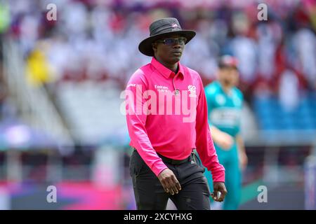 Langton Rusere ufficializza il match tra nuova Zelanda e Papau nuova Guinea durante la Coppa del mondo T20 maschile ICC 2024 alla Brian Lara Cricket Academy, T&T. Foto Stock