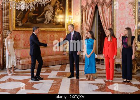 Principi Leonor di Spagna, re Felipe vi, regina Letizia e Sofia durante gli eventi di celebrazione del decimo anniversario della proclamazione del re al Palazzo reale il 19 giugno 2024 a Madrid in Spagna Foto Stock