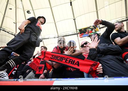 AMBURGO, GERMANIA - 19 GIUGNO: I tifosi fanno il tifo in tribuna davanti alla partita della fase a gironi di UEFA EURO 2024 tra Croazia e Albania al Volksparkstadion il 19 giugno 2024 ad Amburgo, Germania. Foto: Marko Lukunic/PIXSELL Foto Stock
