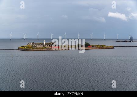 Trekroner Fort, fortezza storica su un'isola artificiale vicino al porto di Copenaghen, Danimarca, nello stretto di Øresund, con turbine eoliche offshore Foto Stock