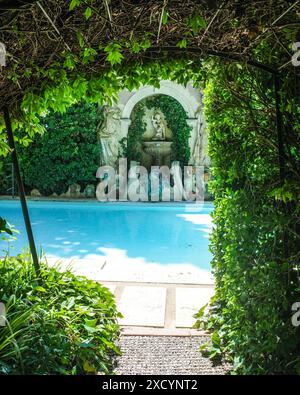 Girona, Spagna - 26 maggio 2024: Giardini del castello di Gala Dali a Pubol, Catalogna Foto Stock