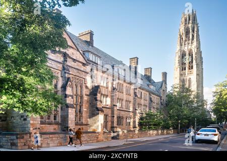 New Haven, Connecticut - giugno 8,2024: Vista del campus della Ivy League Yale University con architettura storica vista dal centro di New Haven, Connecticut. Foto Stock