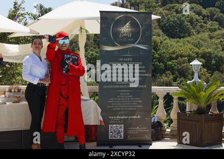 Vallauris, Francia. 18 maggio 2024. Gli ospiti partecipano alla sfilata di Juliette Dubois Espinasse presentata da Laurent Amar durante il Festival di Cannes. Foto Stock