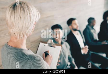 Reclutamento, appunti e assunzione con persone in sala d'attesa, domande o colloqui di lavoro. Gruppo, hr o documenti per curriculum vitae, cv o conversazione con Foto Stock