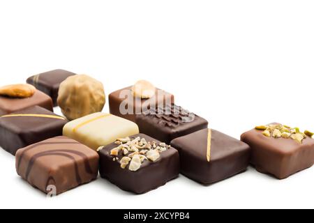 Cioccolatini assortiti su sfondo bianco Foto Stock