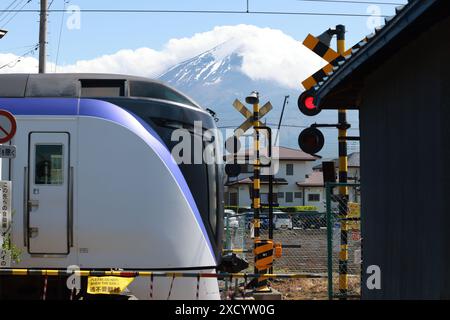 Giappone, FujiKawaguchiko 18 maggio 2024: La Fuji Excursion è un servizio espresso limitato regolare operato dalla JR East e dalla Fuji Kyuko, tra Shinjuku e il Foto Stock