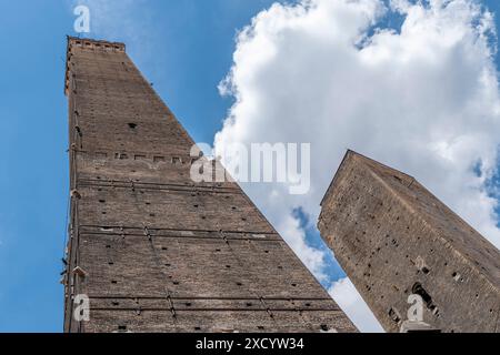 Vista dal basso delle due antiche torri Asinelli e Garisenda, simbolo di Bologna, Italia Foto Stock