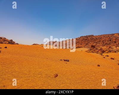 Visita Tenerife con molte rocce e uno splendido paesaggio montano sullo sfondo. Paesaggi vulcanici di Tenerife Foto Stock