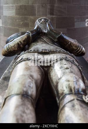 Tomba effigie di Sir Richard Pembridge nella cattedrale di Hereford situata vicino al font sul lato sud della navata. Foto Stock