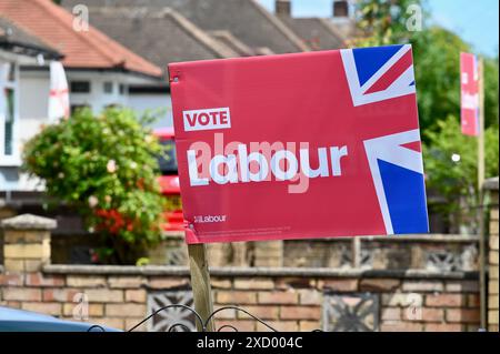 Vota Placard laburista in preparazione alle elezioni generali del 4 luglio, Sidcup, Kent, Regno Unito Foto Stock